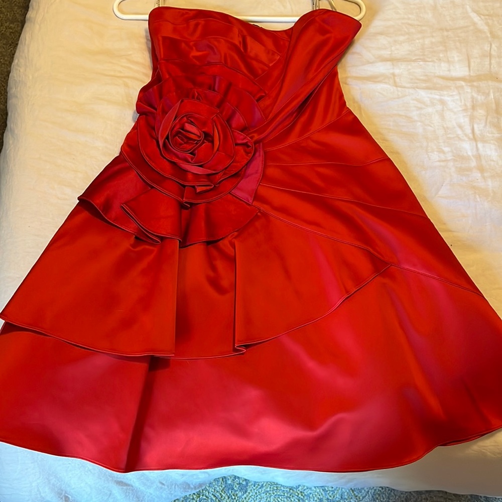 Strapless red dress with beautiful flower detail